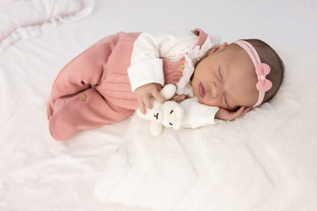 Ensaio Newborn natural da Laura, ensaio em estúdio em Londrina-pr, fotografa especializada em ensaios de bebês em família.