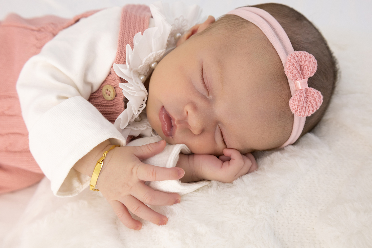 Ensaio Newborn natural da Laura, ensaio em estúdio em Londrina-pr, fotografa especializada em ensaios de bebês em família.