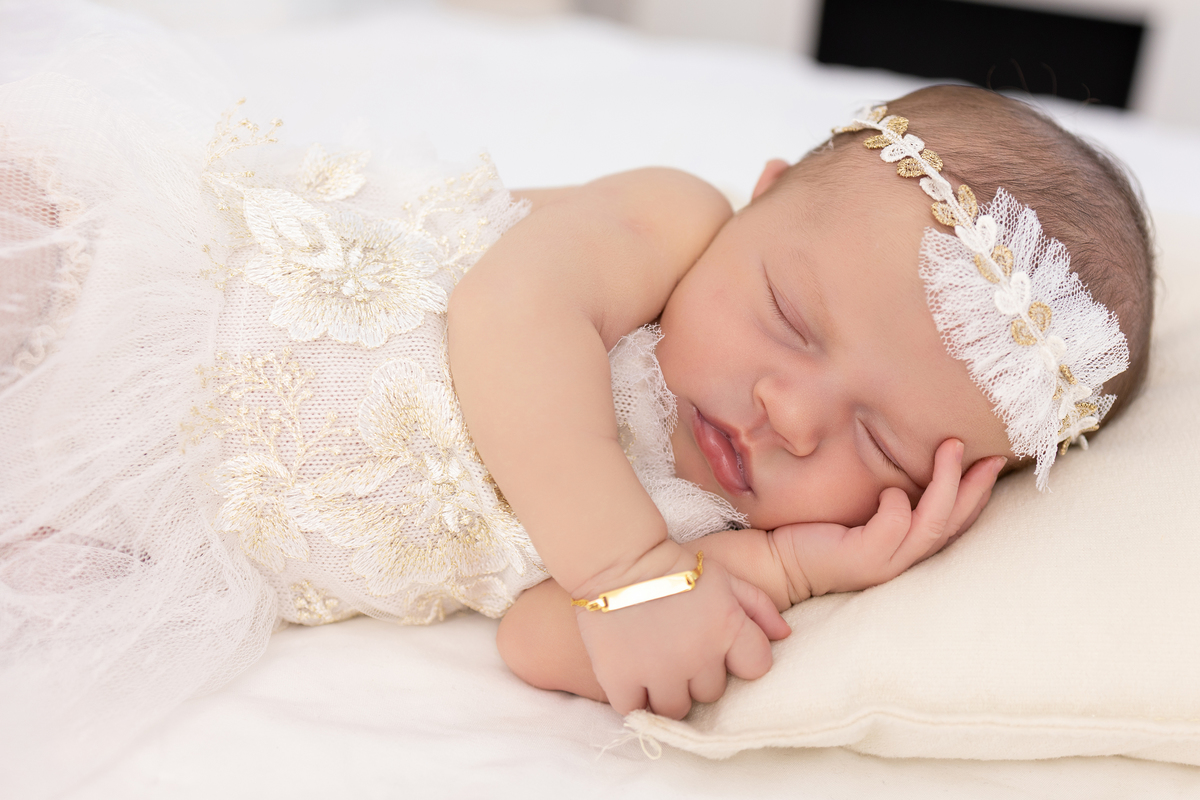 Ensaio Newborn natural da Laura, ensaio em estúdio em Londrina-pr, fotografa especializada em ensaios de bebês em família.