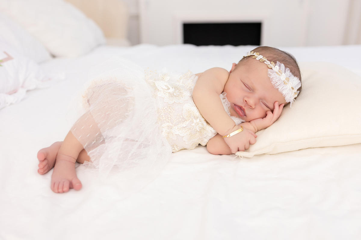 Ensaio Newborn natural da Laura, ensaio em estúdio em Londrina-pr, fotografa especializada em ensaios de bebês em família.