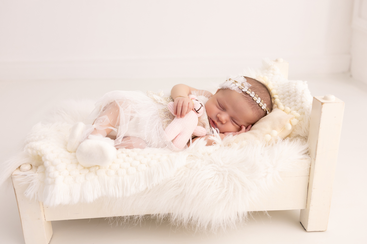 Ensaio Newborn natural da Laura, ensaio em estúdio em Londrina-pr, fotografa especializada em ensaios de bebês em família.