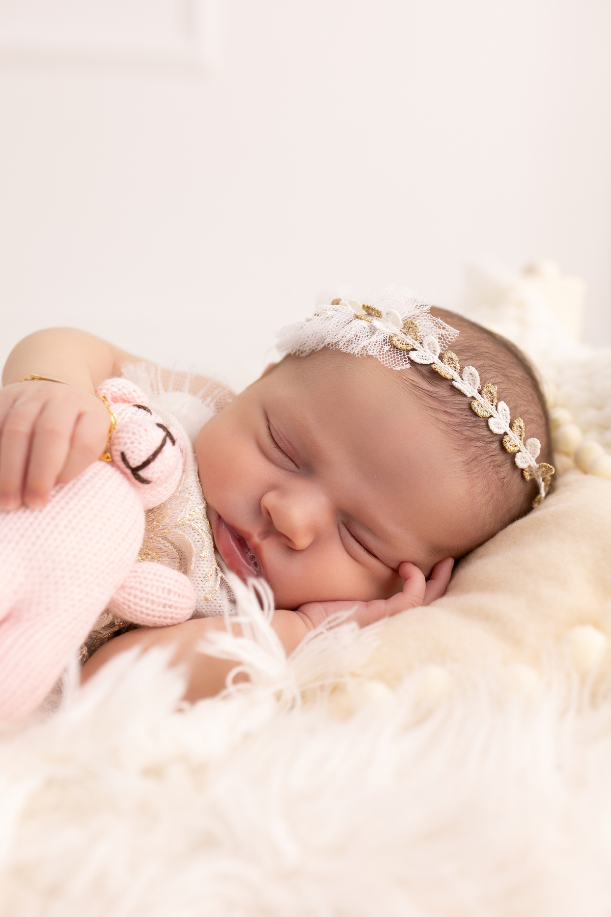Ensaio Newborn natural da Laura, ensaio em estúdio em Londrina-pr, fotografa especializada em ensaios de bebês em família.