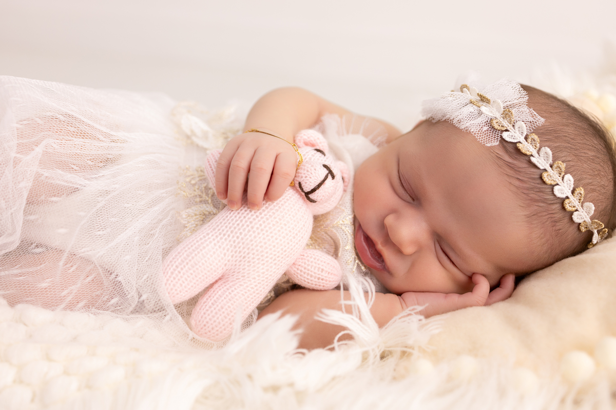 Ensaio Newborn natural da Laura, ensaio em estúdio em Londrina-pr, fotografa especializada em ensaios de bebês em família.