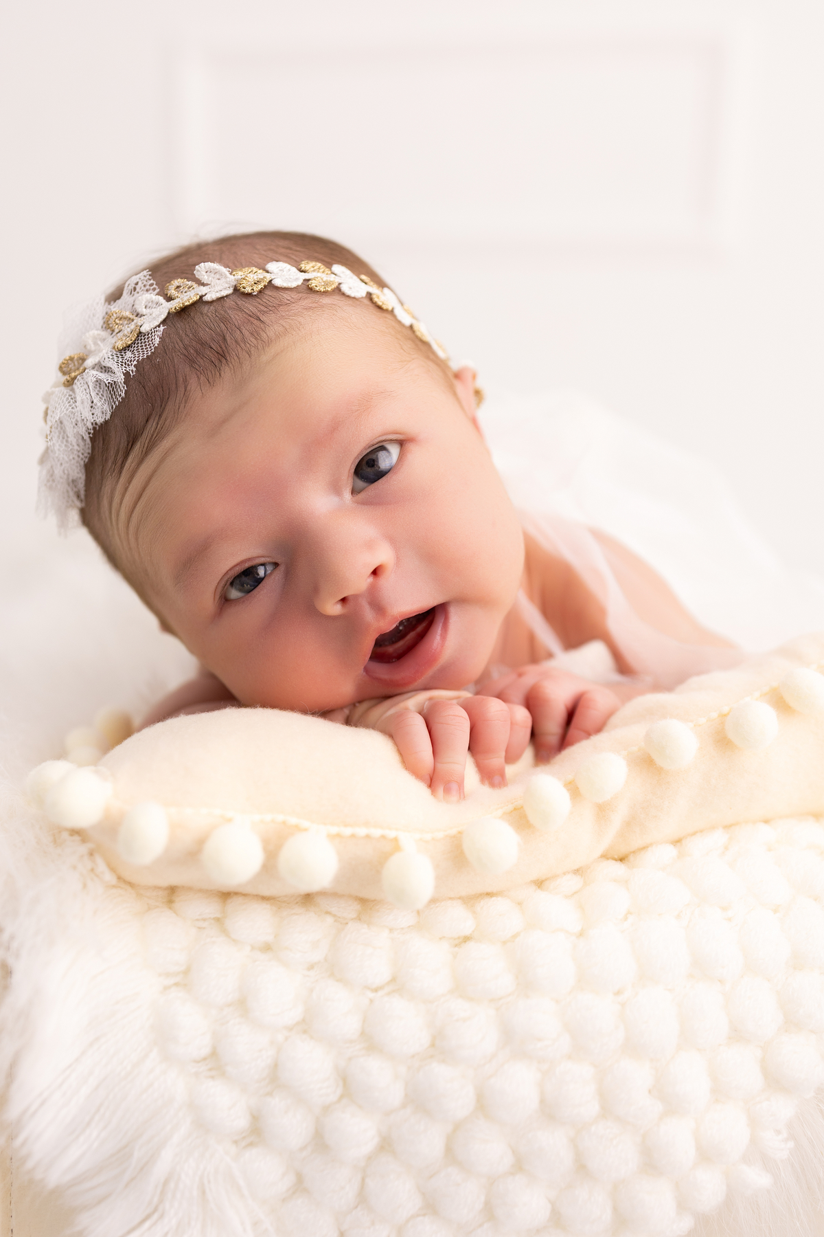 Ensaio Newborn natural da Laura, ensaio em estúdio em Londrina-pr, fotografa especializada em ensaios de bebês em família.