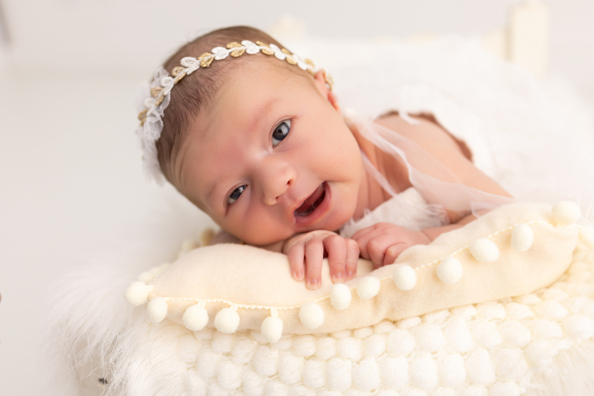 Ensaio Newborn natural da Laura, ensaio em estúdio em Londrina-pr, fotografa especializada em ensaios de bebês em família.