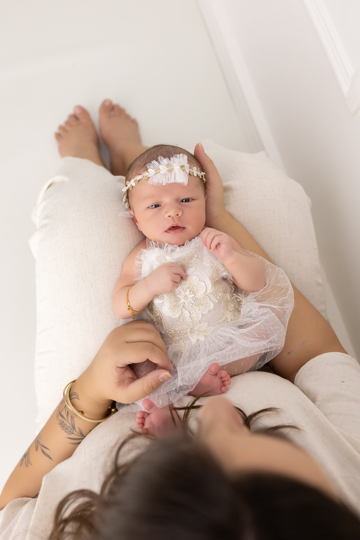 Ensaio Newborn natural da Laura, ensaio em estúdio em Londrina-pr, fotografa especializada em ensaios de bebês em família.