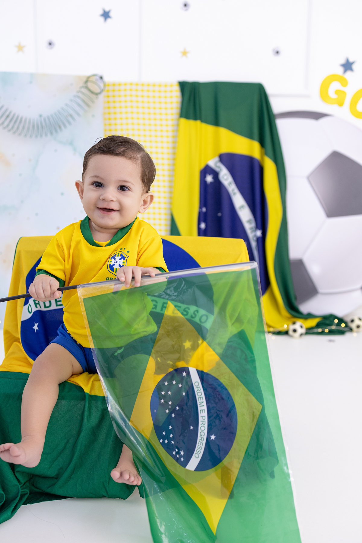 Ensaio especial copa do mundo e inverno no estúdio Gy fotografia. um ensaio foto, alegre e delicado. fotógrafa em Londrina-Pr especializada em ensaios de bebê em estúdio
