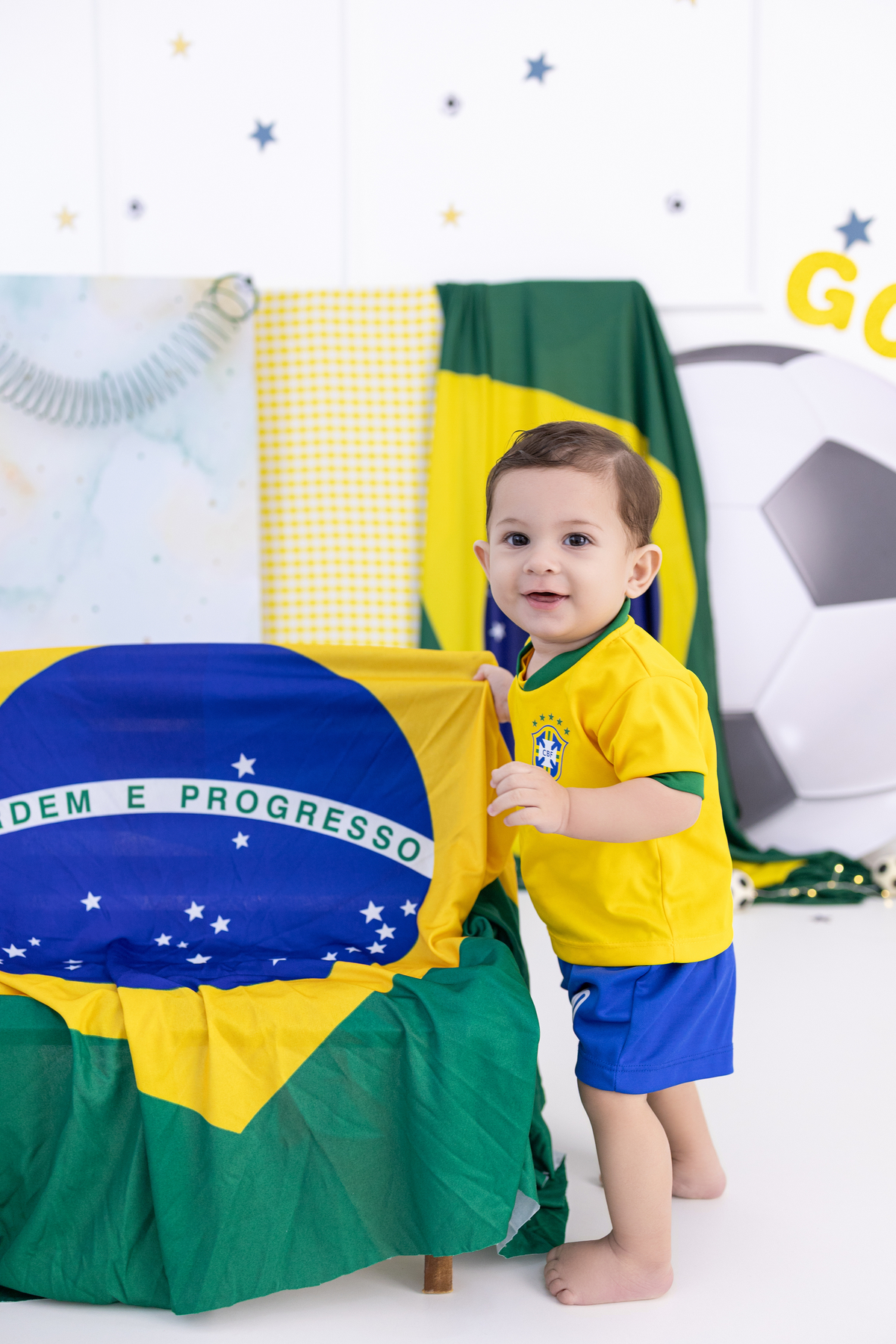 Ensaio especial copa do mundo e inverno no estúdio Gy fotografia. um ensaio foto, alegre e delicado. fotógrafa em Londrina-Pr especializada em ensaios de bebê em estúdio