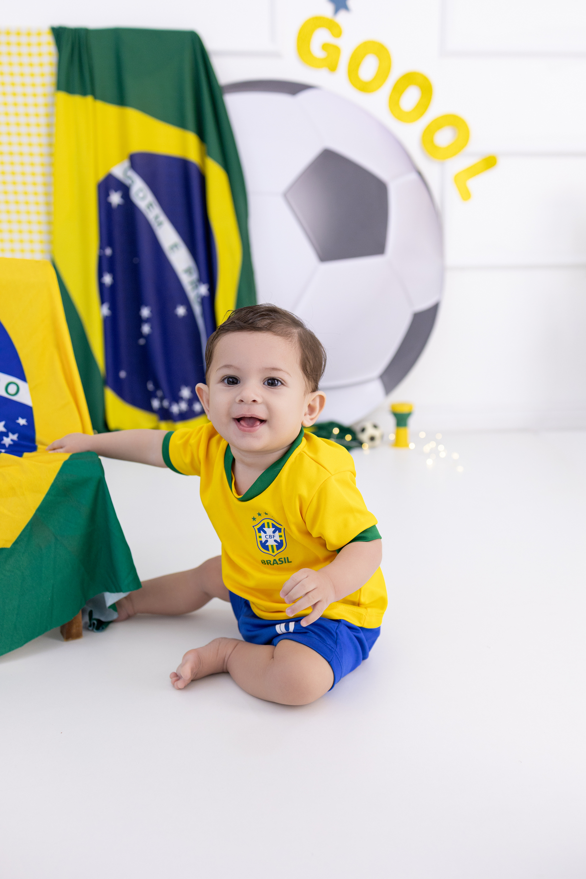 Ensaio especial copa do mundo e inverno no estúdio Gy fotografia. um ensaio foto, alegre e delicado. fotógrafa em Londrina-Pr especializada em ensaios de bebê em estúdio