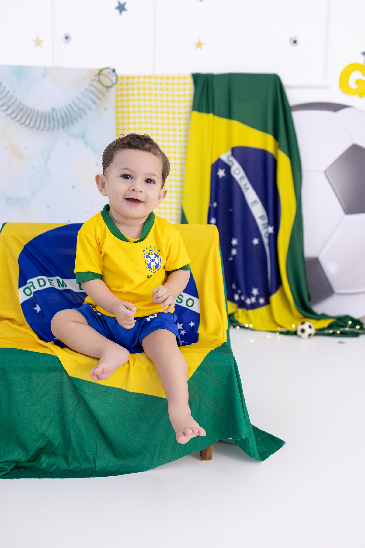 Ensaio especial copa do mundo e inverno no estúdio Gy fotografia. um ensaio foto, alegre e delicado. fotógrafa em Londrina-Pr especializada em ensaios de bebê em estúdio