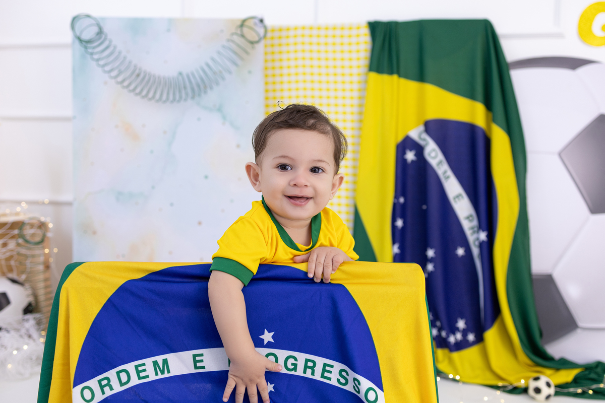 Ensaio especial copa do mundo e inverno no estúdio Gy fotografia. um ensaio foto, alegre e delicado. fotógrafa em Londrina-Pr especializada em ensaios de bebê em estúdio