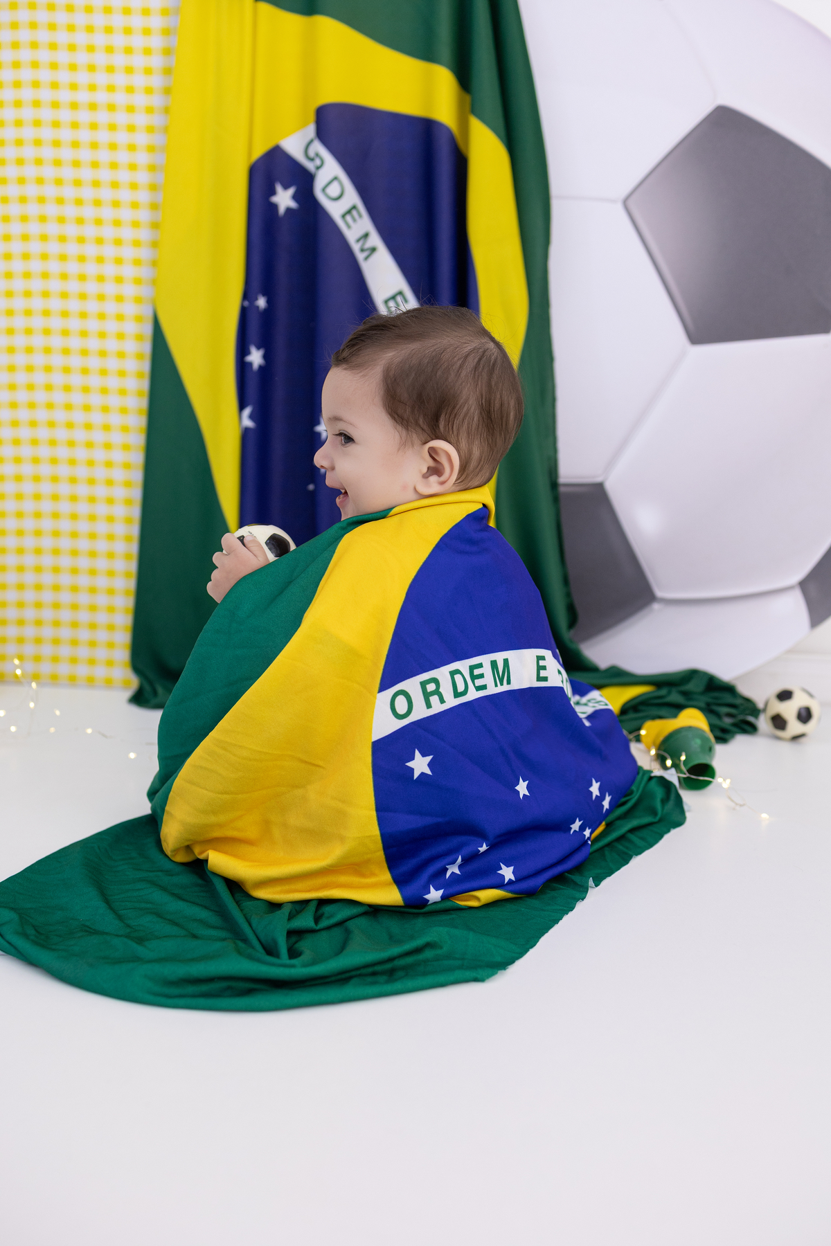 Ensaio especial copa do mundo e inverno no estúdio Gy fotografia. um ensaio foto, alegre e delicado. fotógrafa em Londrina-Pr especializada em ensaios de bebê em estúdio