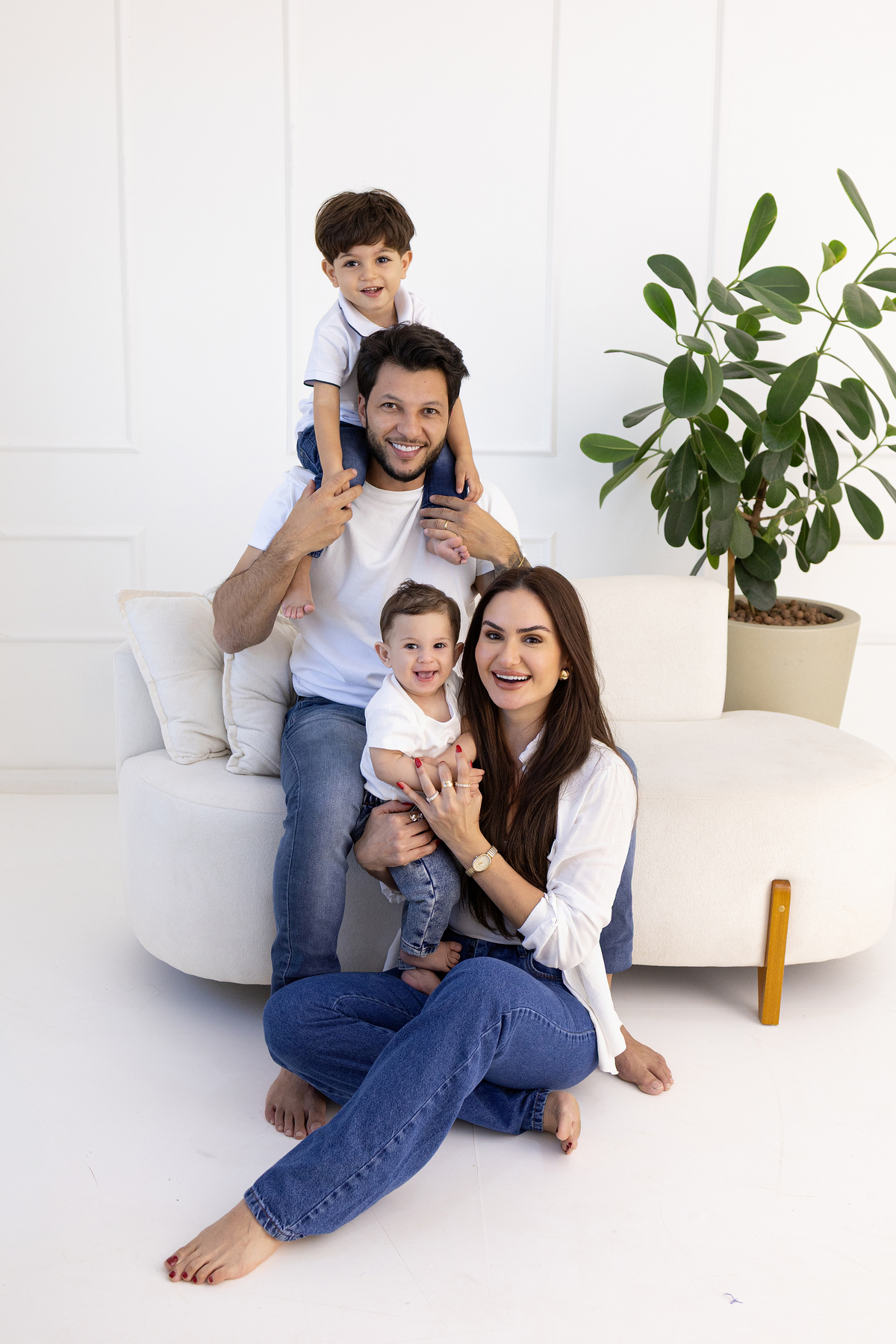 Ensaio especial grande família no estúdio Gy fotografia. um ensaio cheio de significados e carinho. fotógrafa em Londrina-Pr especializada em ensaios de bebê em estúdio