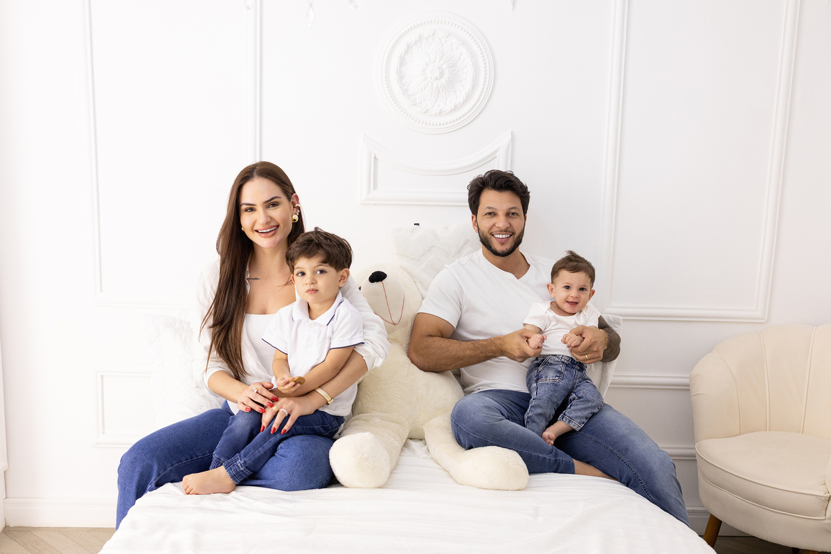 Ensaio especial grande família no estúdio Gy fotografia. um ensaio cheio de significados e carinho. fotógrafa em Londrina-Pr especializada em ensaios de bebê em estúdio