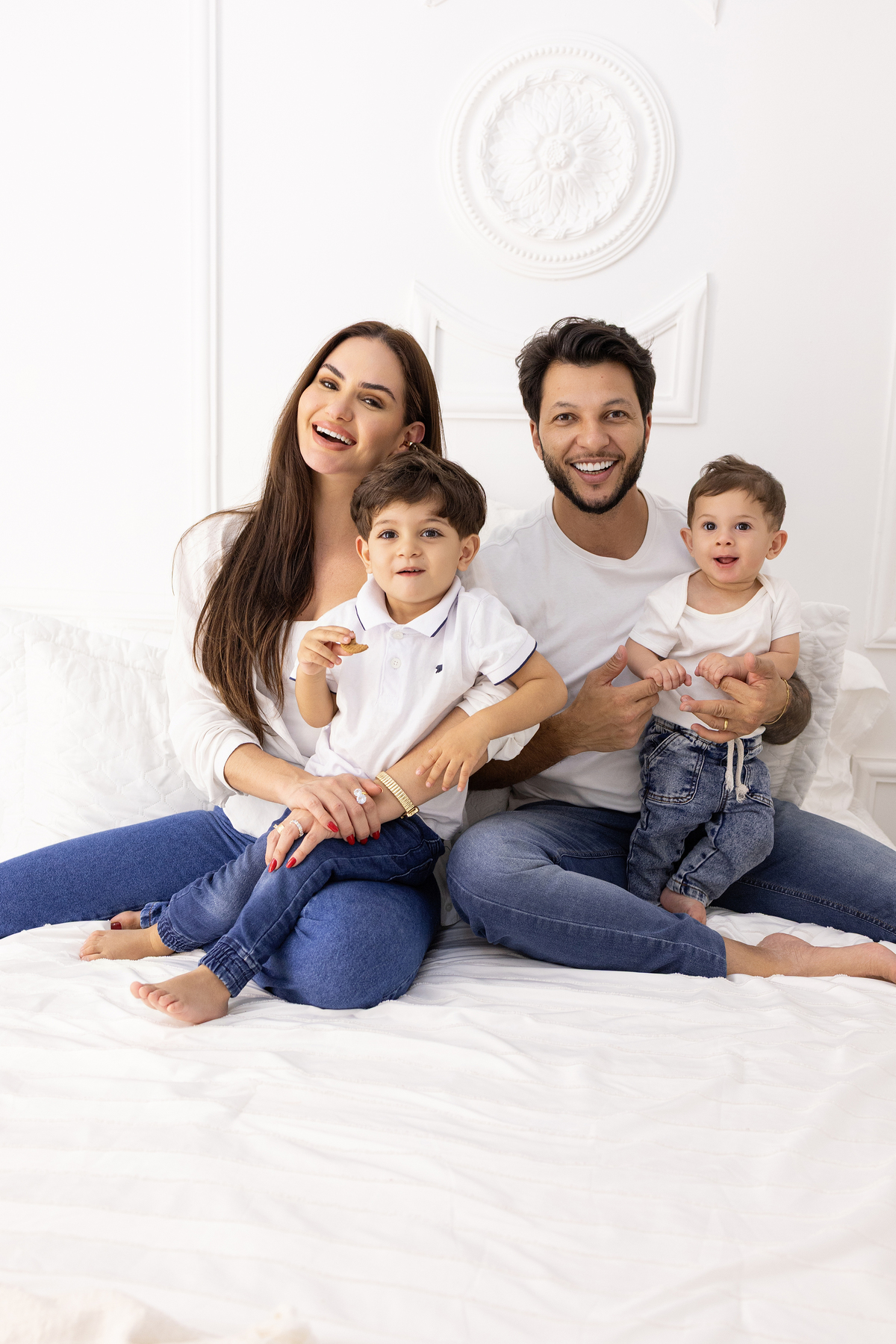 Ensaio especial grande família no estúdio Gy fotografia. um ensaio cheio de significados e carinho. fotógrafa em Londrina-Pr especializada em ensaios de bebê em estúdio