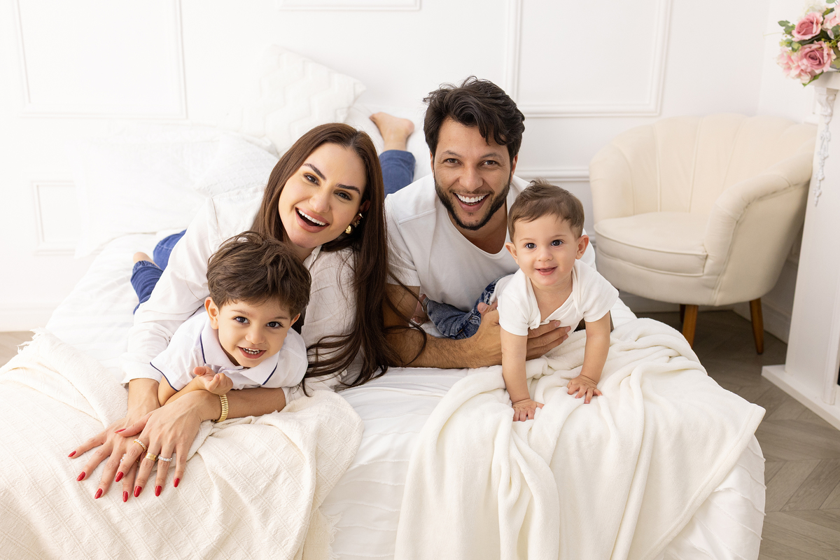 Ensaio especial grande família no estúdio Gy fotografia. um ensaio cheio de significados e carinho. fotógrafa em Londrina-Pr especializada em ensaios de bebê em estúdio