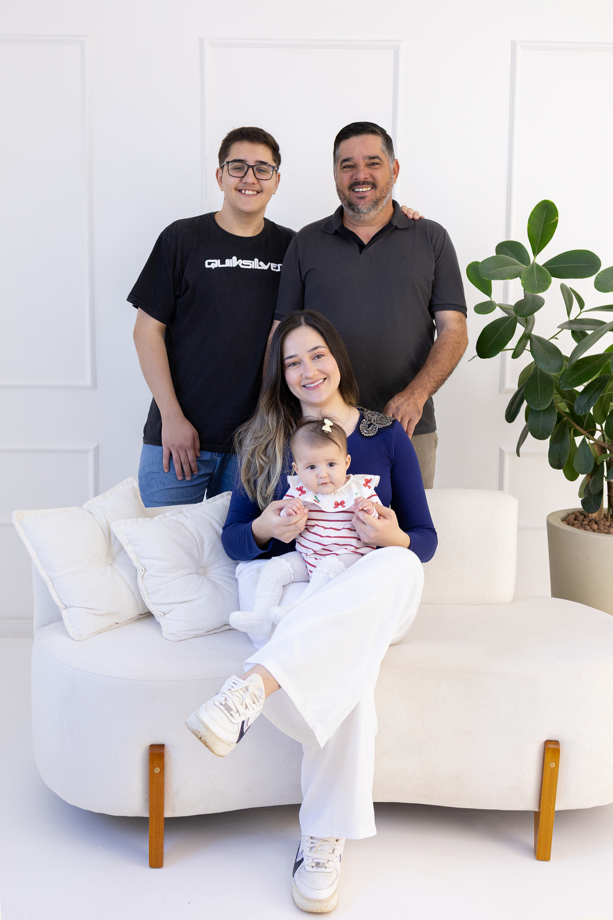Ensaio especial grande família no estúdio Gy fotografia. um ensaio cheio de significados e carinho. fotógrafa em Londrina-Pr especializada em ensaios de bebê em estúdio