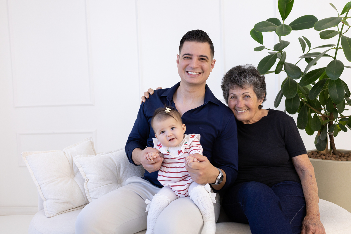 Ensaio especial grande família no estúdio Gy fotografia. um ensaio cheio de significados e carinho. fotógrafa em Londrina-Pr especializada em ensaios de bebê em estúdio