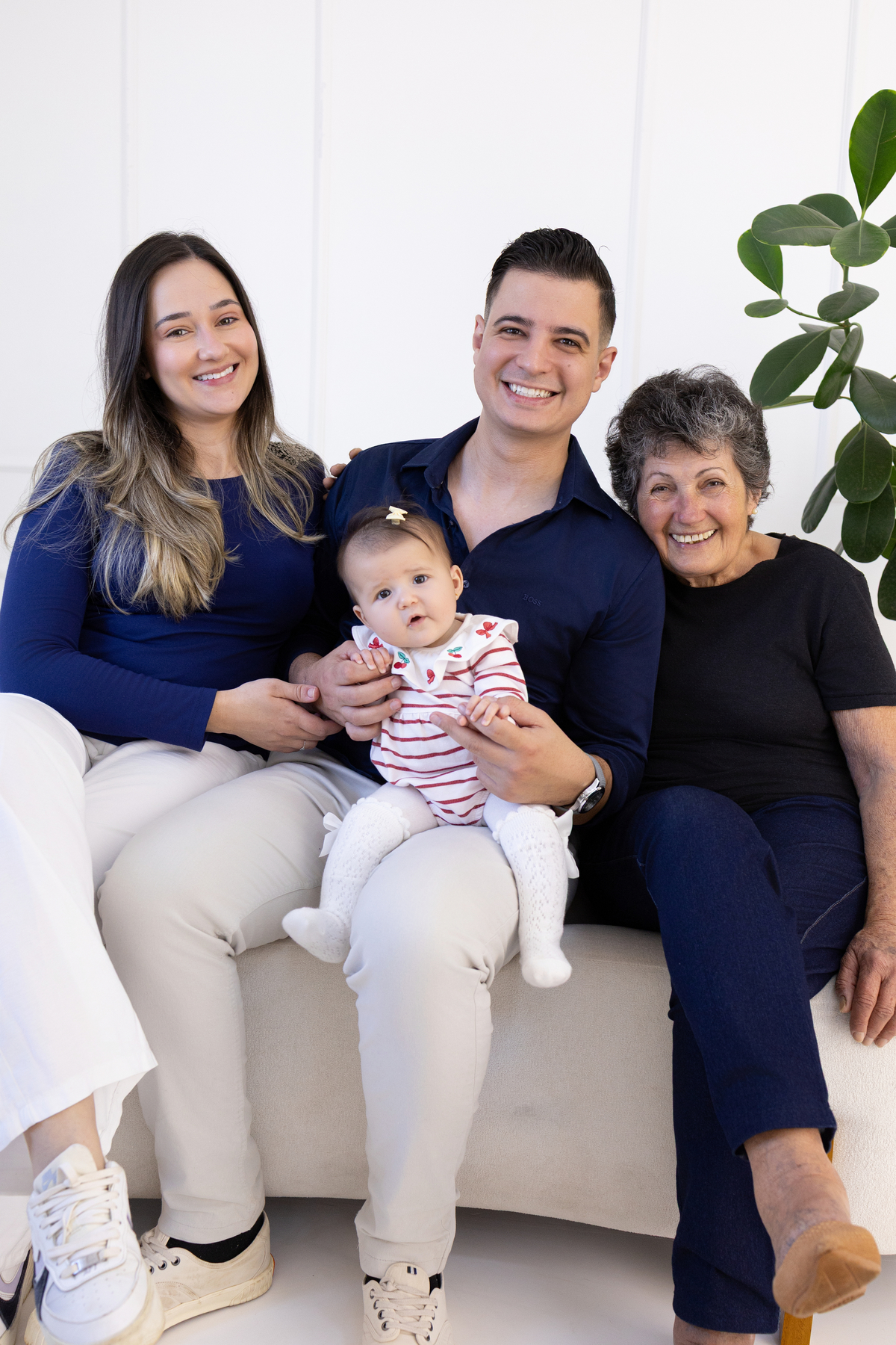 Ensaio especial grande família no estúdio Gy fotografia. um ensaio cheio de significados e carinho. fotógrafa em Londrina-Pr especializada em ensaios de bebê em estúdio