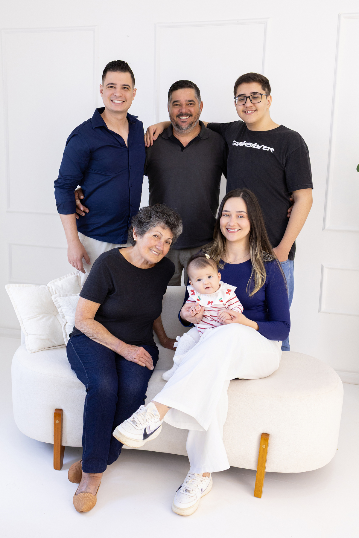 Ensaio especial grande família no estúdio Gy fotografia. um ensaio cheio de significados e carinho. fotógrafa em Londrina-Pr especializada em ensaios de bebê em estúdio