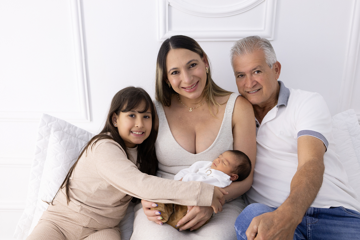 Ensaio Newborn natural do Benício, ensaio em estúdio em Londrina-pr, fotografa especializada em ensaios em bebê em família.