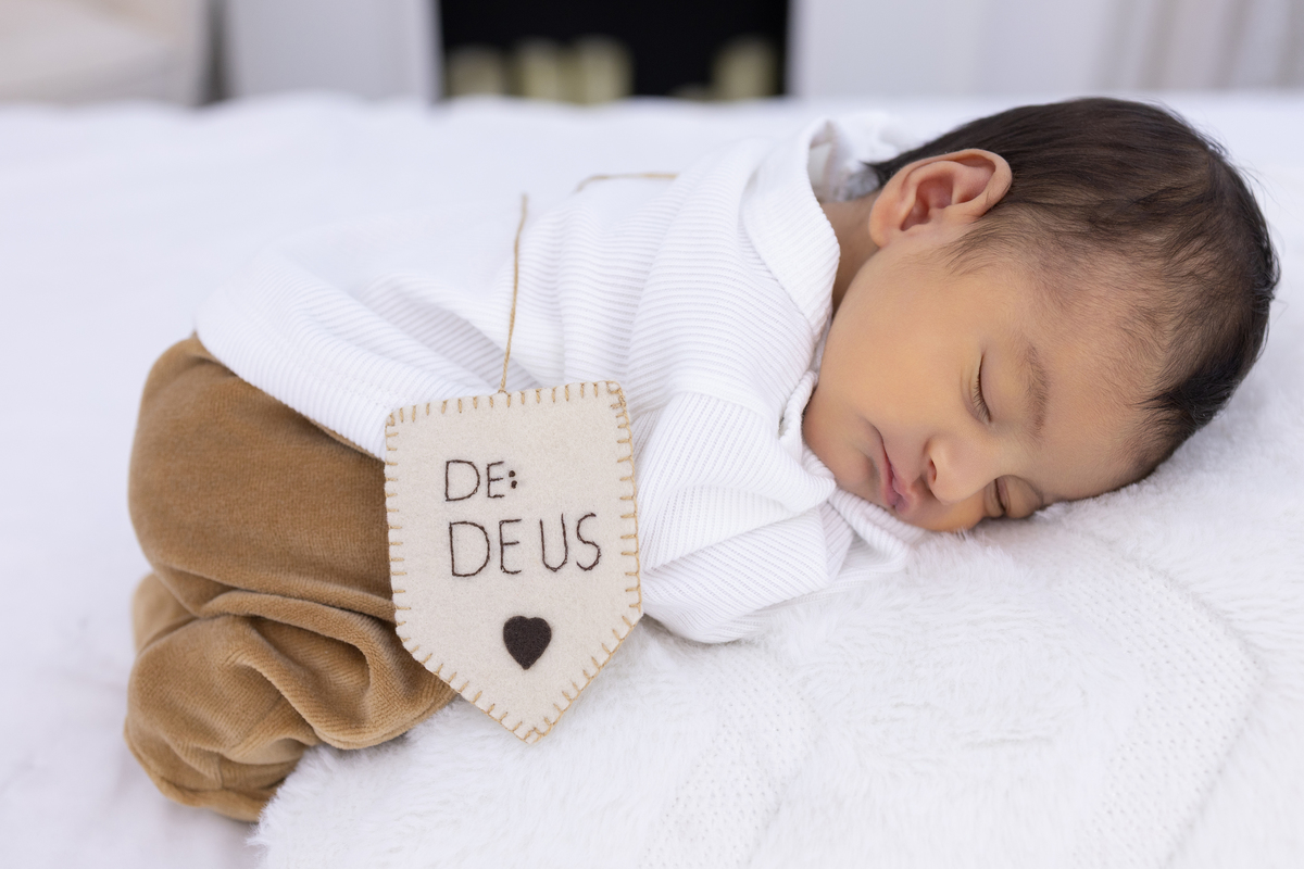 Ensaio Newborn natural do Benício, ensaio em estúdio em Londrina-pr, fotografa especializada em ensaios em bebê em família.
