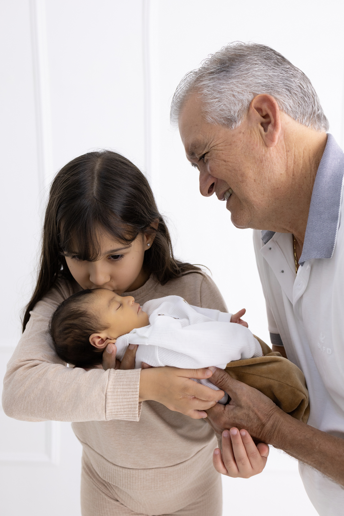 Ensaio Newborn natural do Benício, ensaio em estúdio em Londrina-pr, fotografa especializada em ensaios em bebê em família.