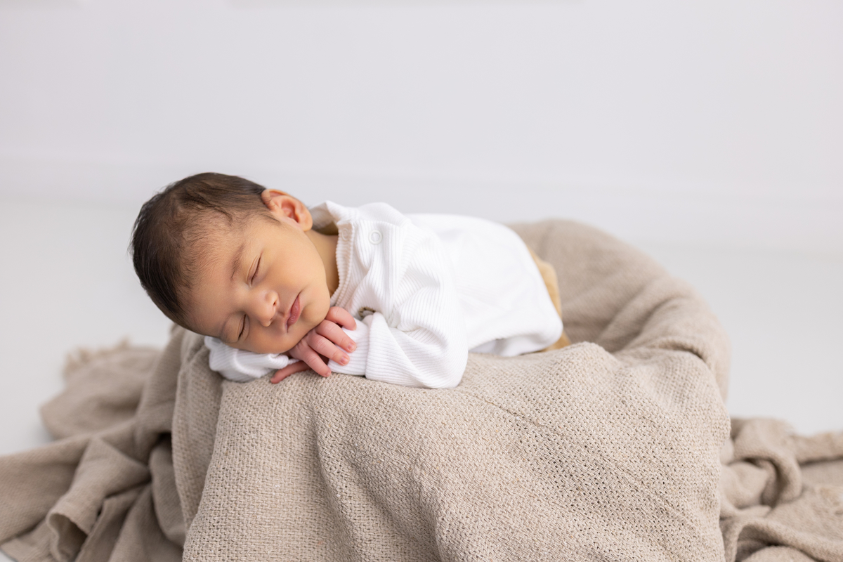 Ensaio Newborn natural do Benício, ensaio em estúdio em Londrina-pr, fotografa especializada em ensaios em bebê em família.