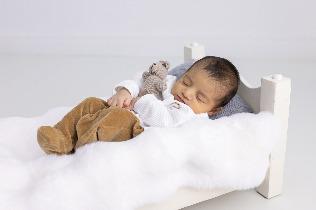 Ensaio Newborn natural do Benício, ensaio em estúdio em Londrina-pr, fotografa especializada em ensaios em bebê em família.