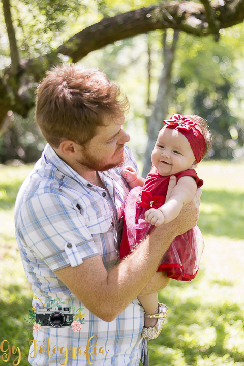 papai babando pela pequena julia de completou 3 meses de vida na véspera do ensaio. momento registrado por - Giscellayne | Gy Fotografia
