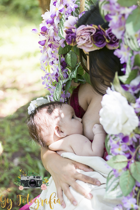 momento lindo da sessão, aquele olhar carinhoso do bebe e da mamae momento registrado por - Giscellayne | Gy Fotografia