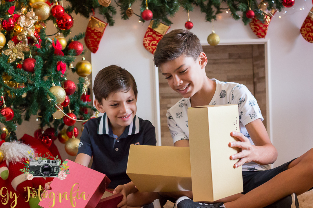 E aí quem será que ganhou o presente que queria? Sessão de natal em londrina registrado pela fotografa Giscellayne | Gy Fotografia, fotografo em londrina especializada em ensaios fotográficos de família, gestante, bebês, crianças e newborn