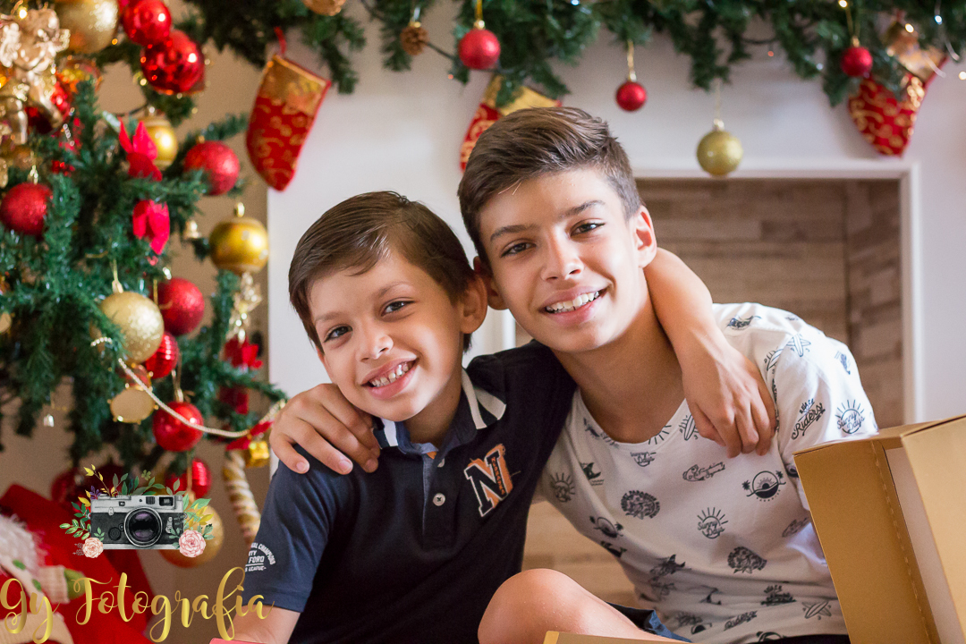 nosso cenário de lareira com os irmãos Pedro e João. Sessão de natal em londrina registrado pela fotografa Giscellayne | Gy Fotografia, fotografo em londrina especializada em ensaios fotográficos de família, gestante, bebês, crianças e newborn