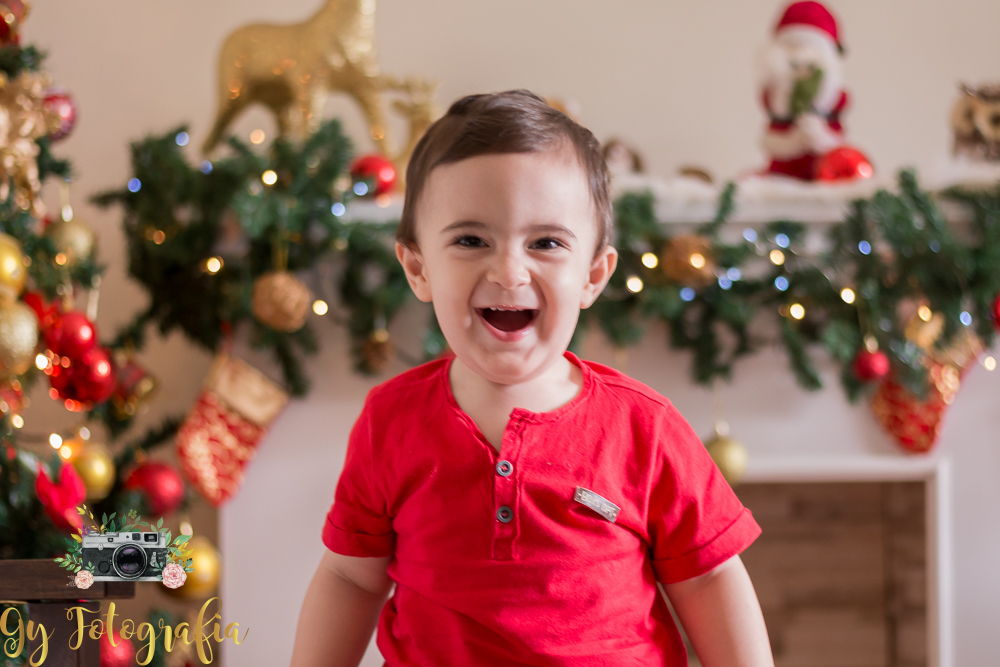olha essa gargalhada que fofo!! Mini ensaio de natal, momento registrado pela Giscellayne | Gy Fotografia, fotografo em londrina, especializada em ensaios fotográficos de família, bebes, gestantes e crianças.