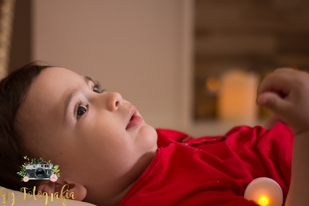 hora de nanar e rezar pro papai do céu! Mini ensaio de natal, momento registrado pela Giscellayne | Gy Fotografia, fotografo em londrina, especializada em ensaios fotográficos de família, bebes, gestantes e crianças.