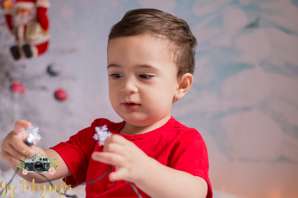 Pequeno Henrique curioso pra ver os detalhes do nosso cenário. Mini ensaio de natal, momento registrado pela Giscellayne | Gy Fotografia, fotografo em londrina, especializada em ensaios fotográficos de família, bebes, gestantes e crianças.