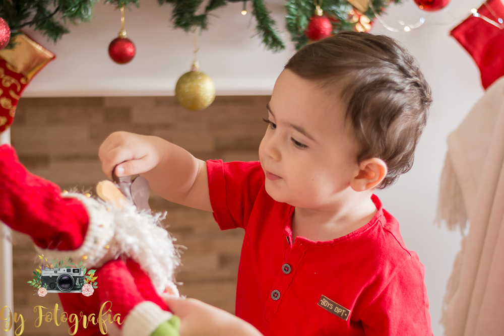 dando papa para o papai noel. Mini ensaio de natal, momento registrado pela Giscellayne | Gy Fotografia, fotografo em londrina, especializada em ensaios fotográficos de família, bebes, gestantes e crianças.