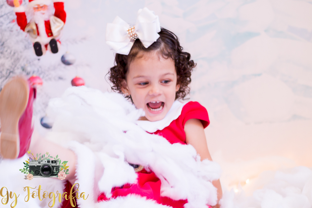 brincando com a nossa falsa neve! Mini ensaio de natal, momento registrado pela Giscellayne | Gy Fotografia, fotografo em londrina, especializada em ensaios fotográficos de família, bebes, gestantes e crianças.