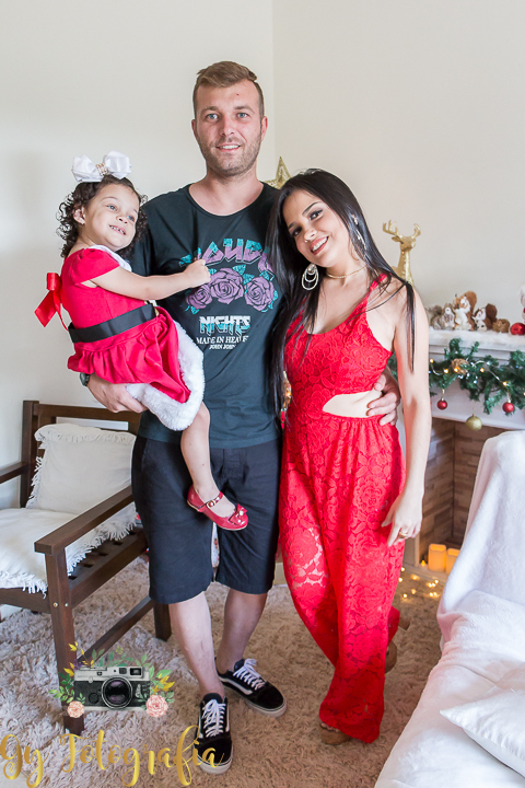 familia linda e unida no nosso estúdio. Mini ensaio de natal, momento registrado pela Giscellayne | Gy Fotografia, fotografo em londrina, especializada em ensaios fotográficos de família, bebes, gestantes e crianças.