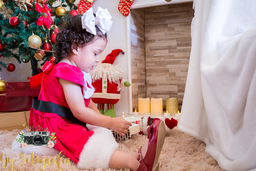 brincando com o papai noel. Mini ensaio de natal, momento registrado pela Giscellayne | Gy Fotografia, fotografo em londrina, especializada em ensaios fotográficos de família, bebes, gestantes e crianças.