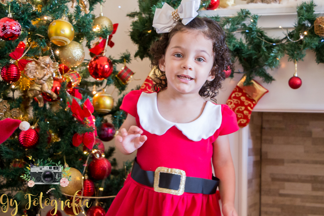 enfeitando a arvore de natal. Mini ensaio de natal, momento registrado pela Giscellayne | Gy Fotografia, fotografo em londrina, especializada em ensaios fotográficos de família, bebes, gestantes e crianças.