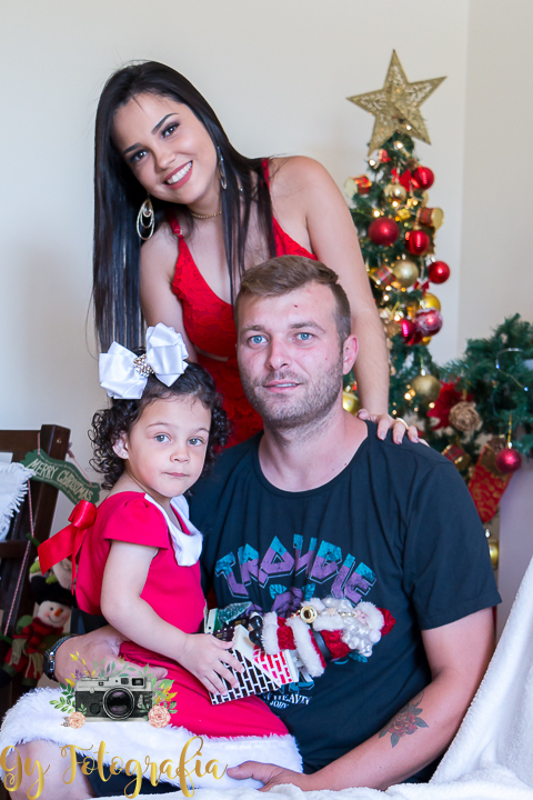 familia no ensaio de natal. Mini ensaio de natal, momento registrado pela Giscellayne | Gy Fotografia, fotografo em londrina, especializada em ensaios fotográficos de família, bebes, gestantes e crianças.