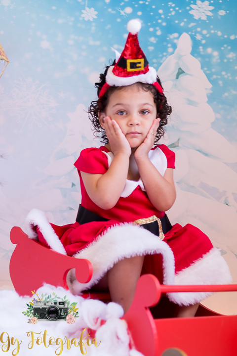 fazendo pose de modelo com dois anos de idade! ve se pode! Mini ensaio de natal, momento registrado pela Giscellayne | Gy Fotografia, fotografo em londrina, especializada em ensaios fotográficos de família, bebes, gestantes e crianças.