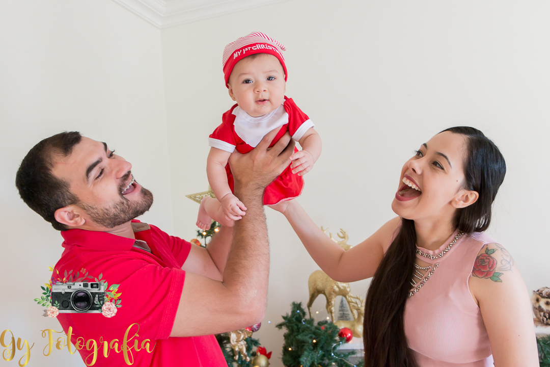 brincando de aviãozinho com a Alice pra tentar tirar um sorisinho. Momento registrado pela Giscellayne | Gy fotografia, fotografo em londrina especializado em ensaio de bebes, crianças, gestantes.
