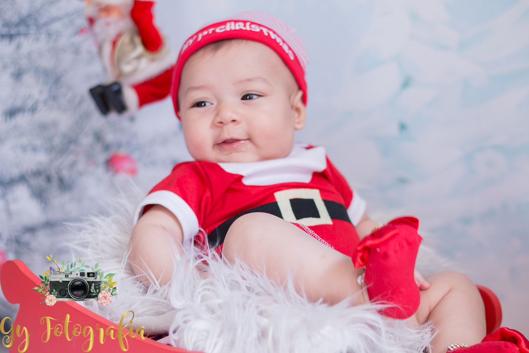 nossa mamãe noel no trenó! Momento registrado pela Giscellayne | Gy fotografia, fotografo em londrina especializado em ensaio de bebes, crianças, gestantes.