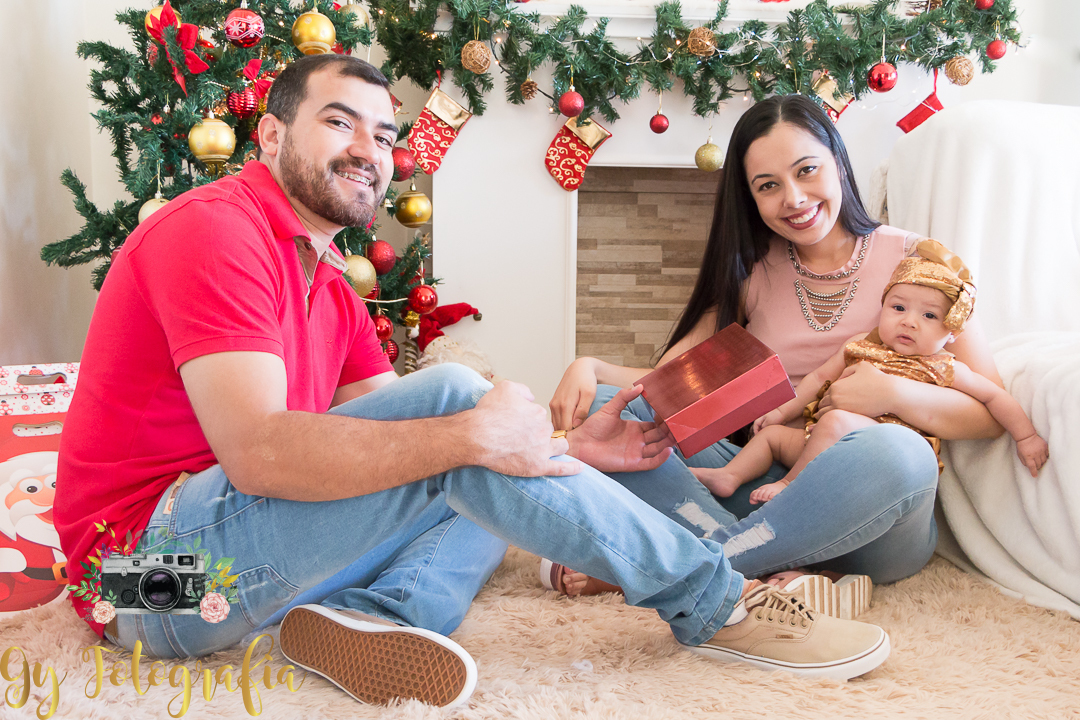 A pequena Alice trocando presentes de natal na nossa sessão especial de natal! Momento registrado pela Giscellayne | Gy fotografia, fotografo em londrina especializado em ensaio de bebes, crianças, gestantes.