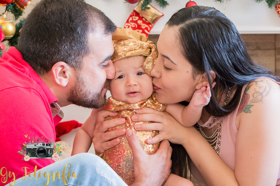 sanduiche de beijo! tem que ter né, mas a pequena não gostou muito, Momento registrado pela Giscellayne | Gy fotografia, fotografo em londrina especializado em ensaio de bebes, crianças, gestantes.