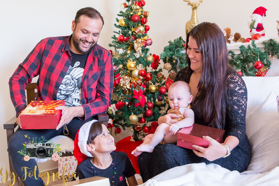 troca de presentes no nosso estúdio! Momento registrado pela Giscellayne | Gy fotogragrafia, fotografo em londrina, especializada em ensaios de bebe, gestantes e crianças.