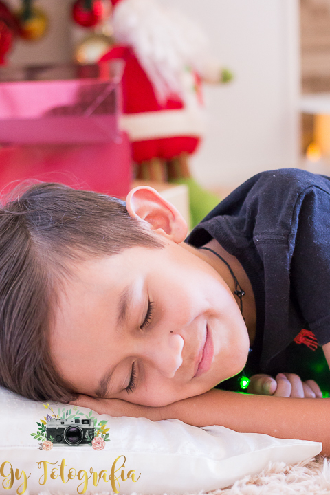 A espera do papai noel o Anthony dormindo ancioso pra ver o papai noel. Momento registrado pela Giscellayne | Gy fotogragrafia, fotografo em londrina, especializada em ensaios de bebe, gestantes e crianças.