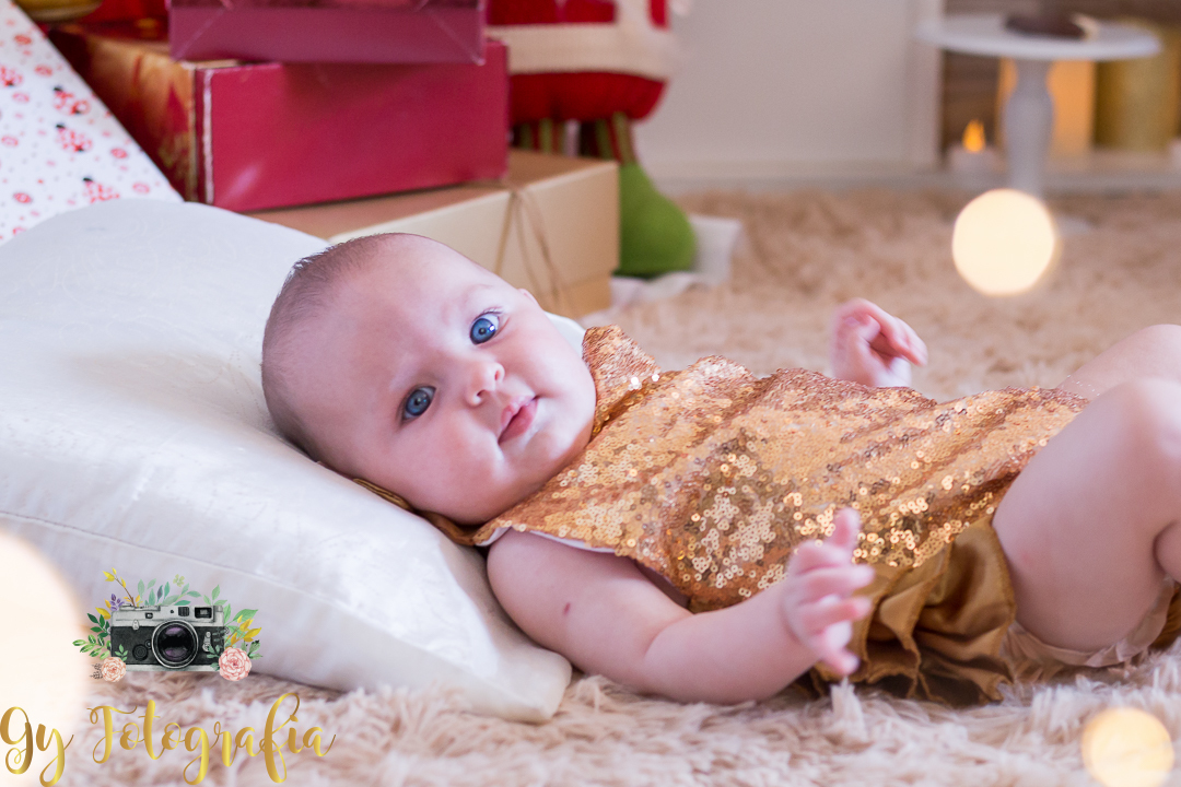 Já a Ana, não quis dormir, rs, ficou acordadinha na nossa sessão! Momento registrado pela Giscellayne | Gy fotogragrafia, fotografo em londrina, especializada em ensaios de bebe, gestantes e crianças.